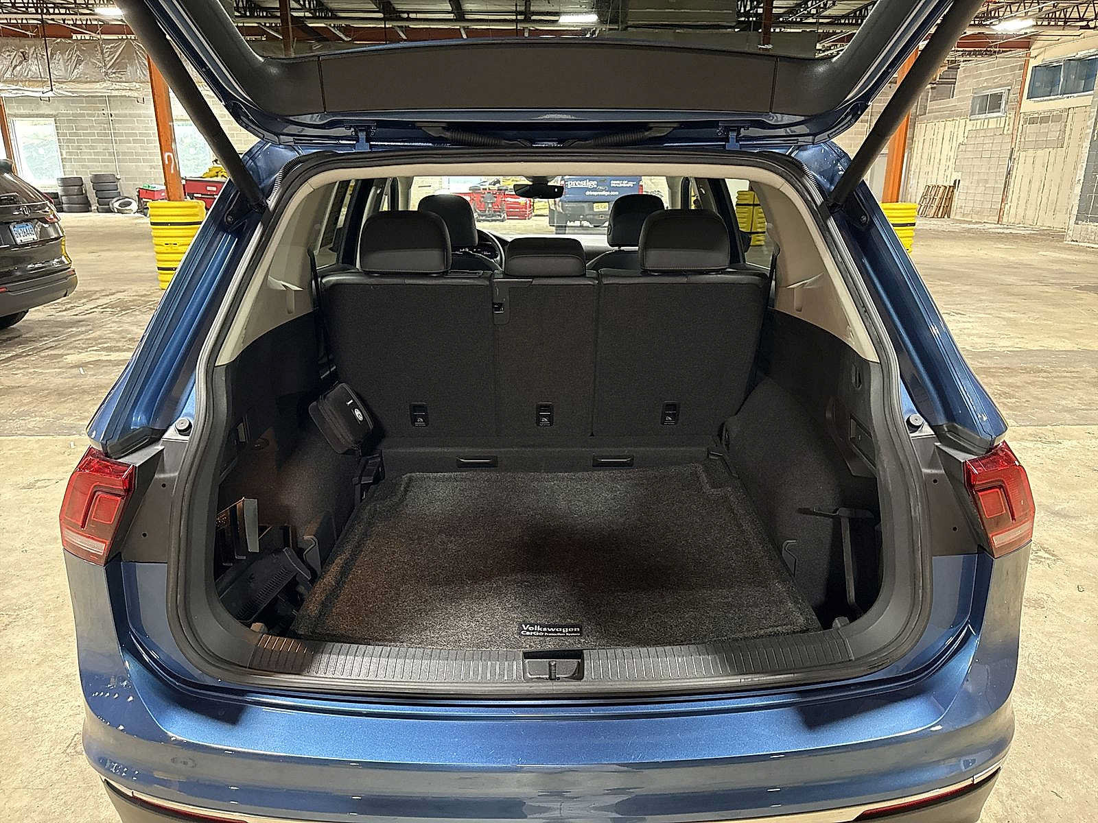 Used 2020 Volkswagen Tiguan SEL AWD/4WD image 11