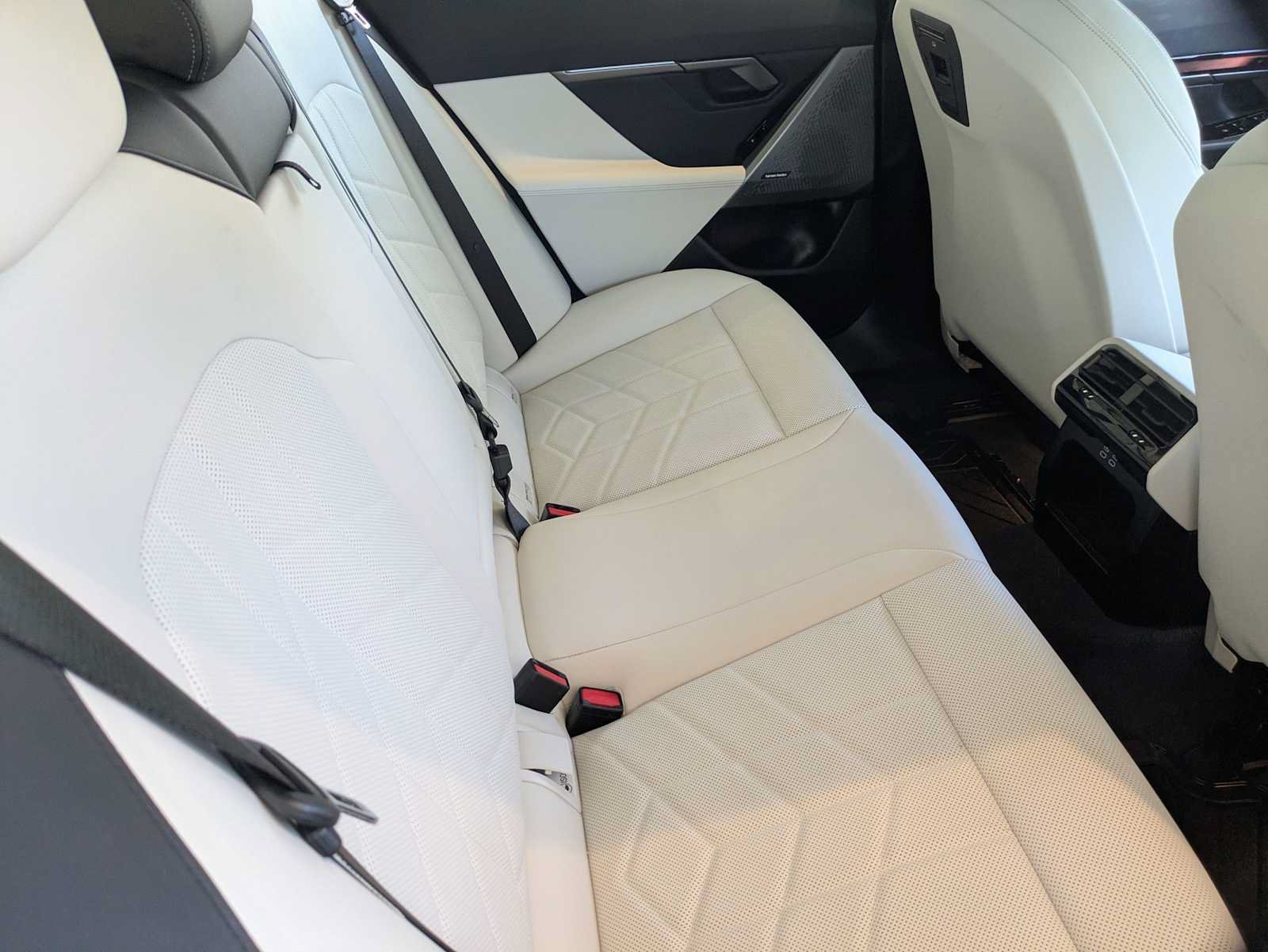 Used 2026 BMW 550e xDrive w/ Premium Package AWD/4WD image 21