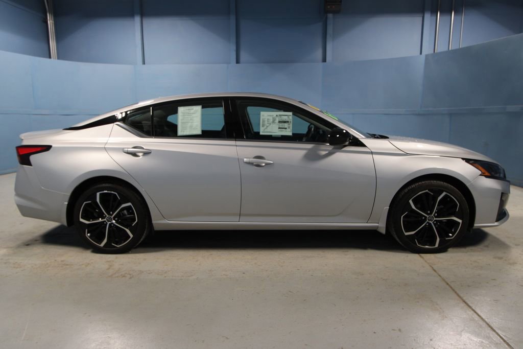 Used 2023 Nissan Altima 2.5 SR w/ SR Premium Package image 32