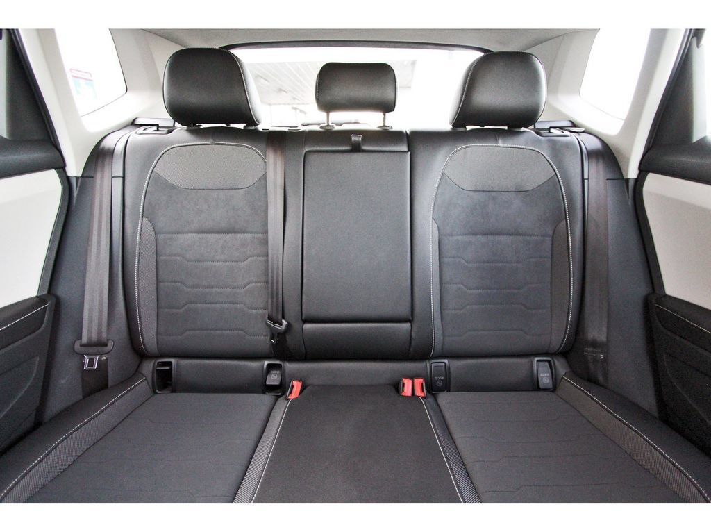 Used 2025 Volkswagen Taos SE FWD image 14