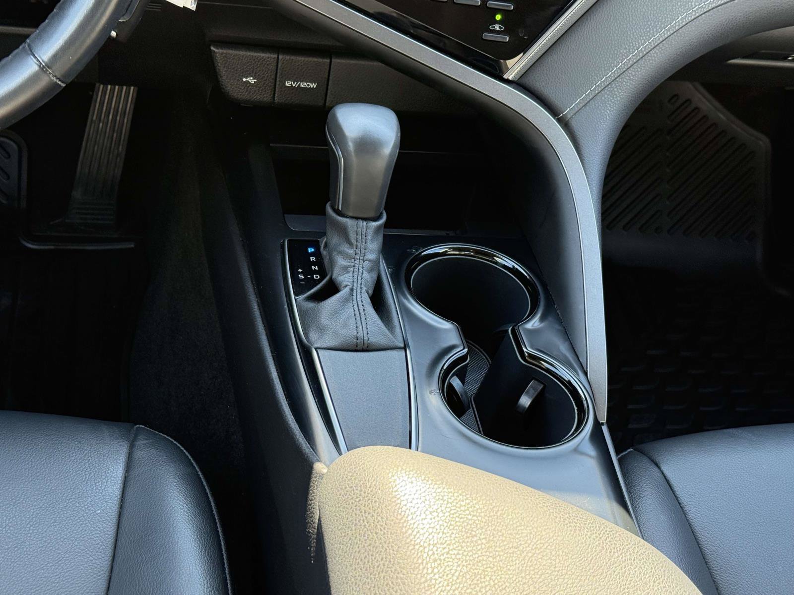 Used 2020 Toyota Camry SE FWD image 19