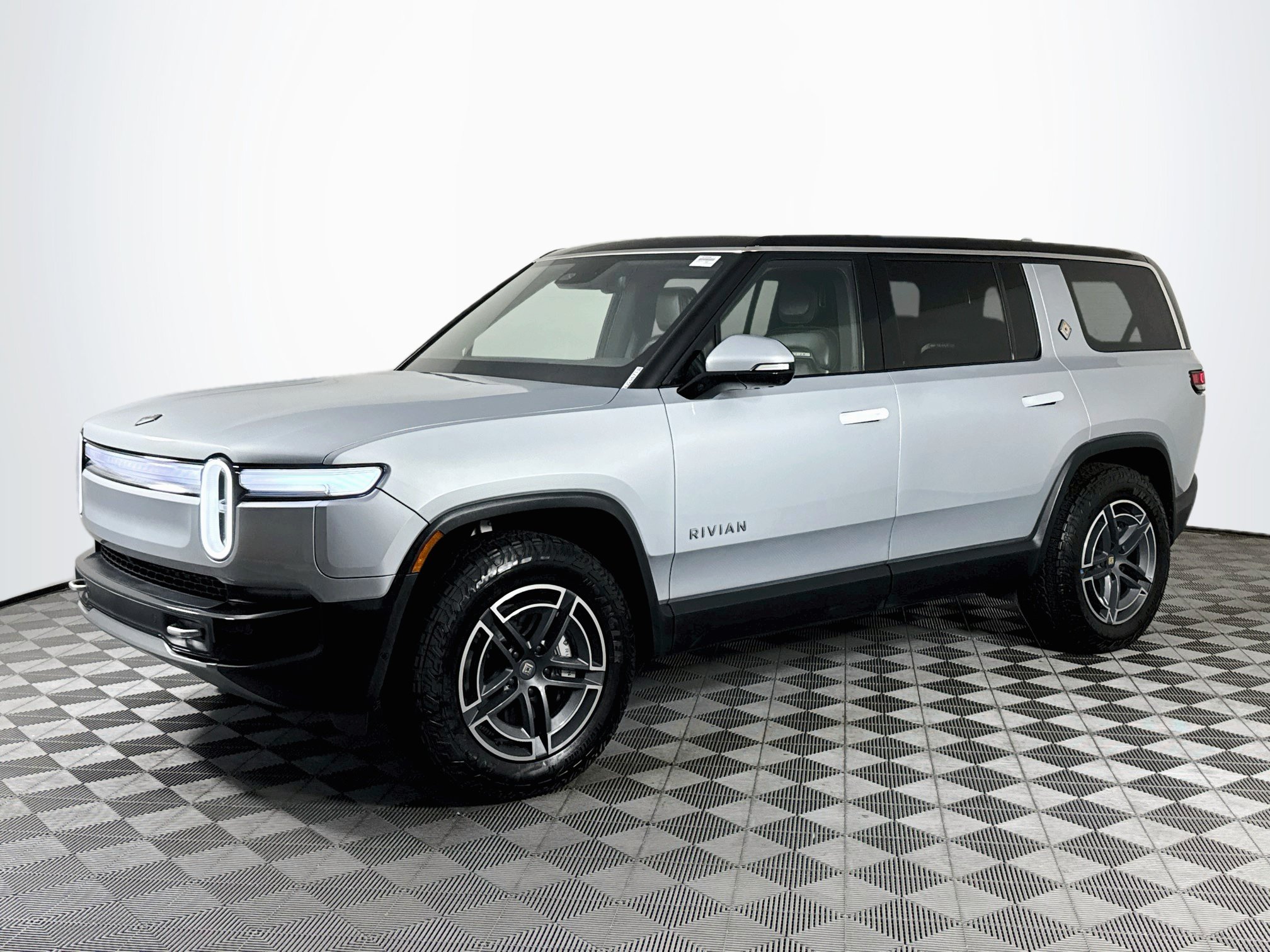 Used 2026 Rivian R1S Adventure Dual AWD/4WD image 4