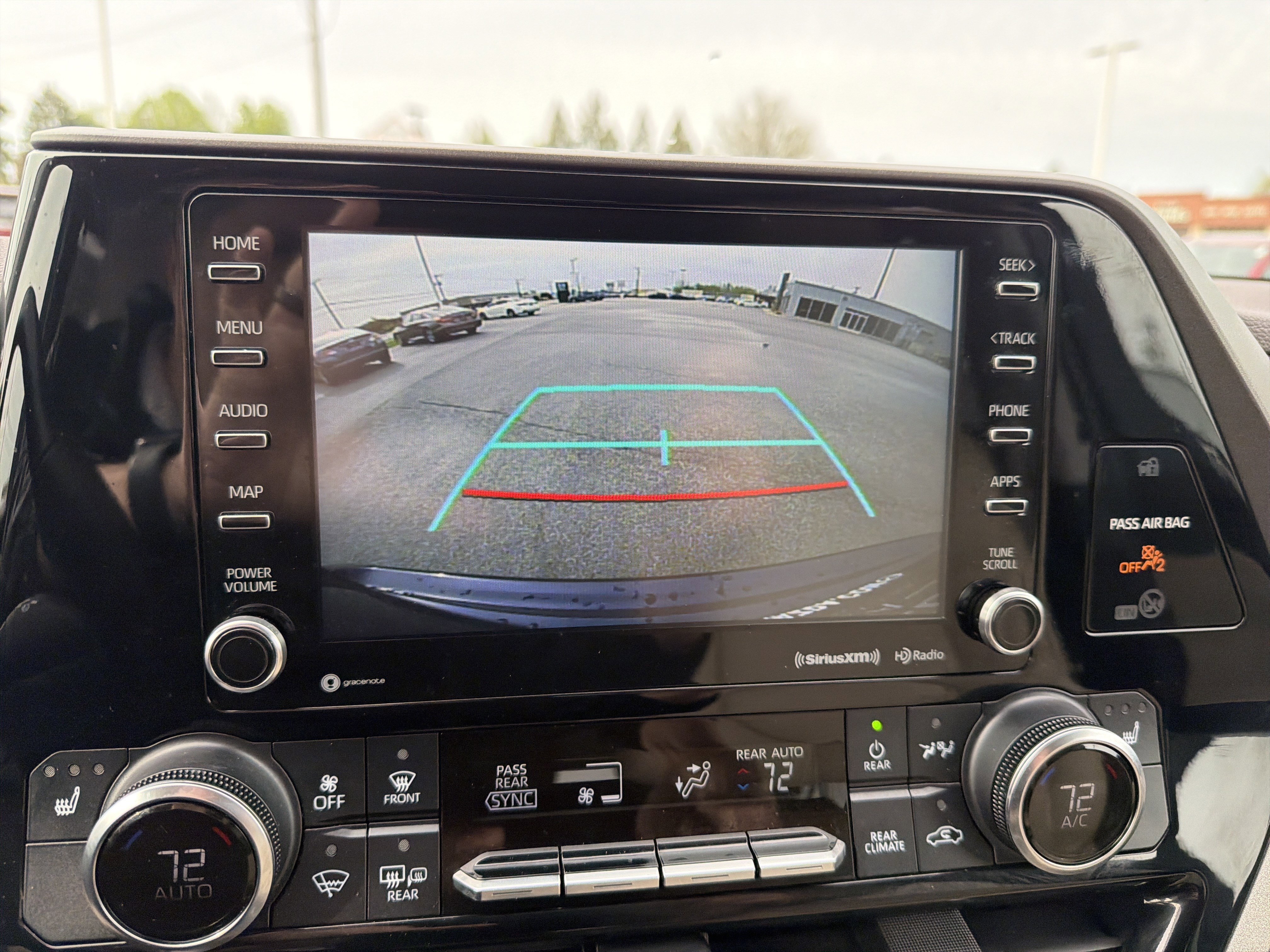 Used 2022 Toyota Highlander XLE AWD/4WD image 19
