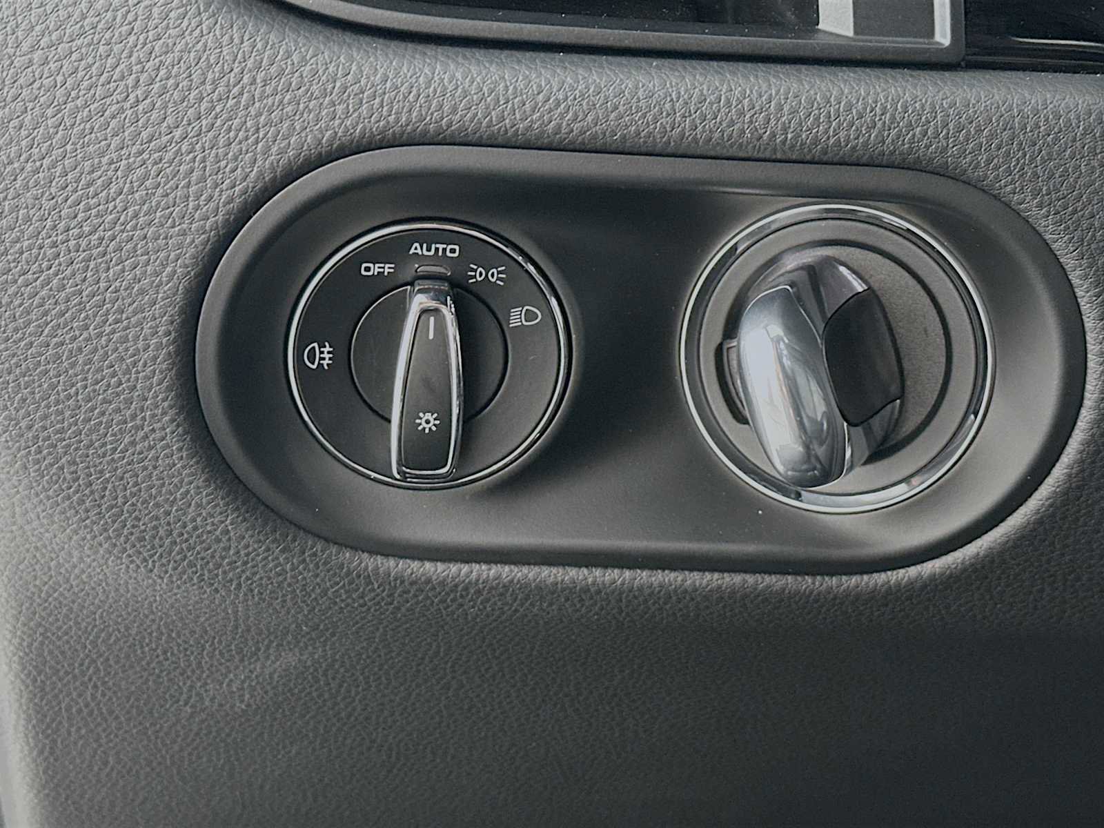 Certified 2025 Porsche Macan AWD/4WD image 13