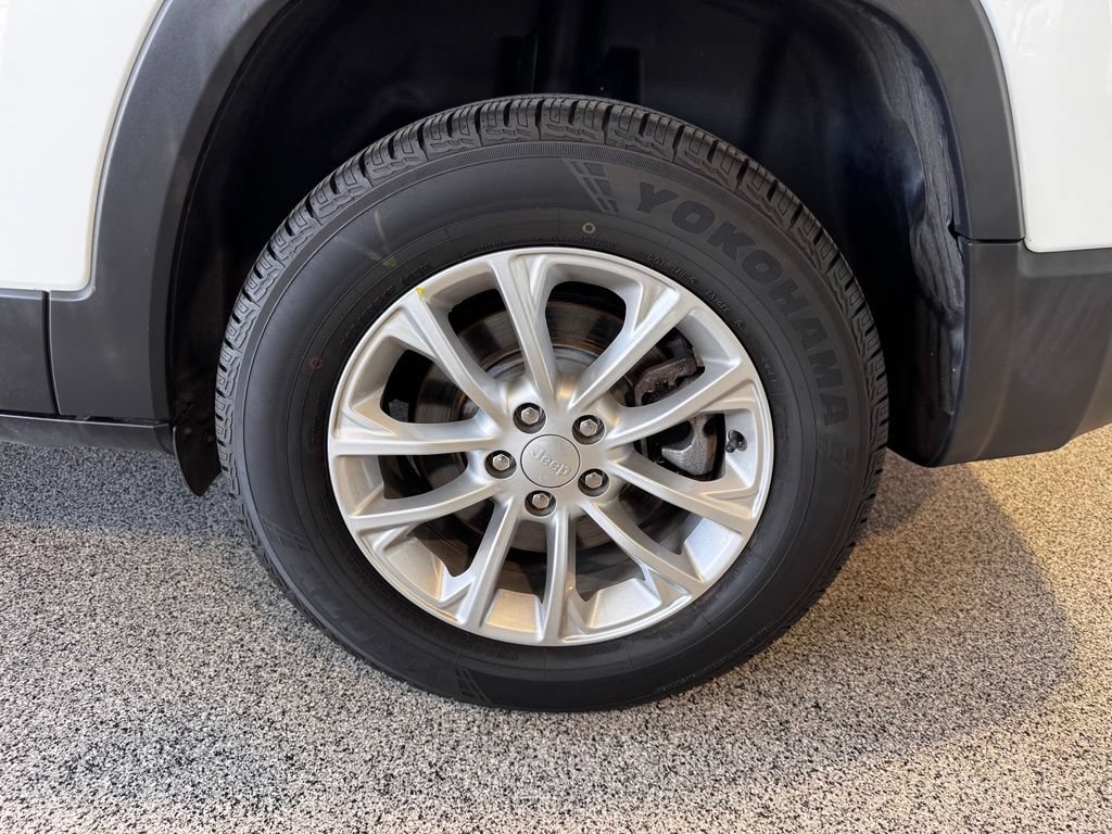 Used 2019 Jeep Cherokee Latitude w/ Popular Appearance Group AWD/4WD image 14