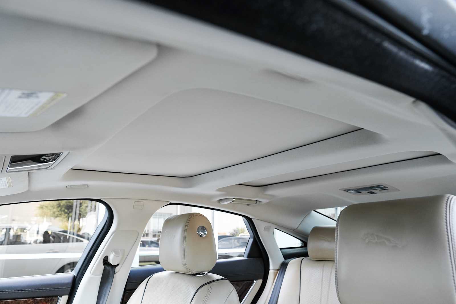 Used 2017 Jaguar XJ R-Sport RWD image 31