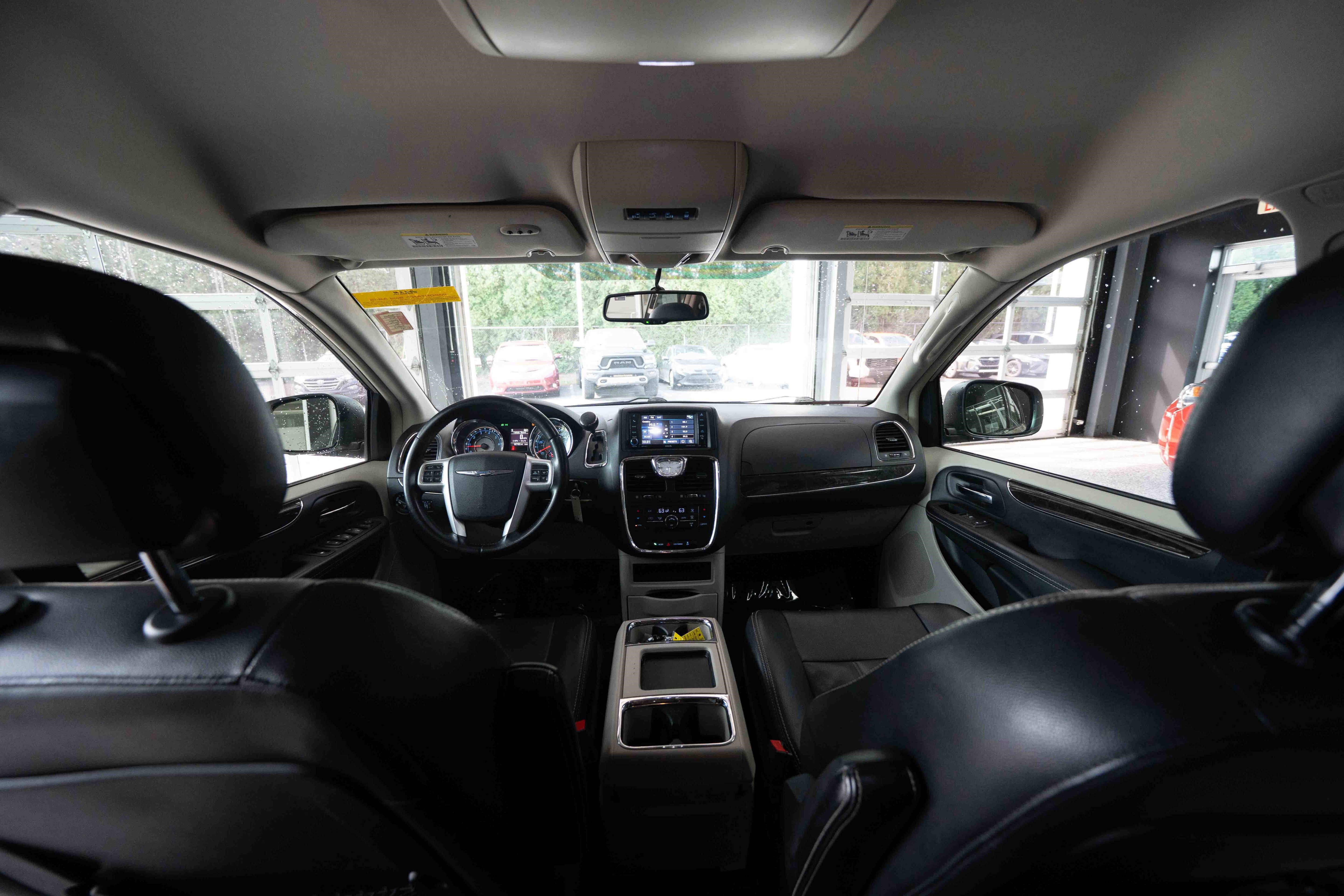 Used 2014 Chrysler Town & Country Touring image 18