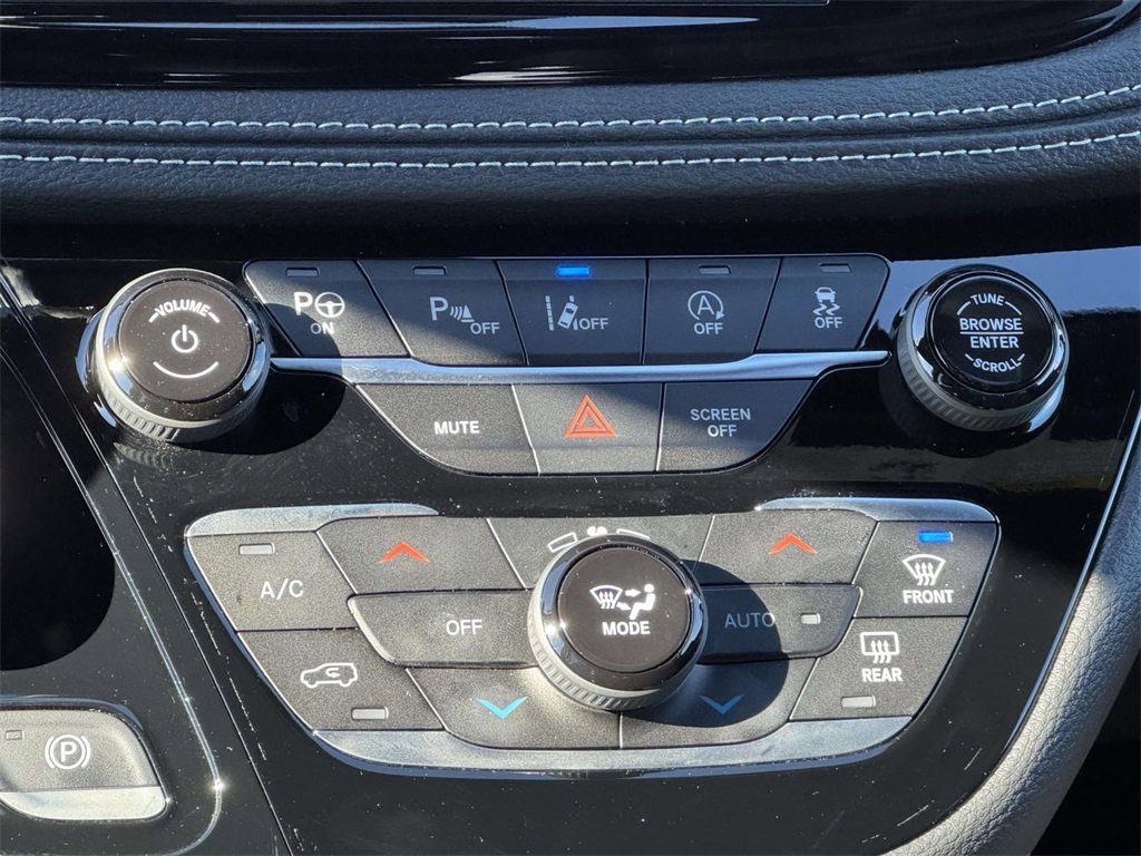 Used 2025 Chrysler Pacifica Select image 19