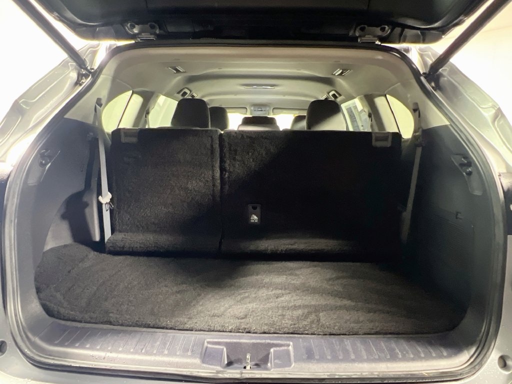 Used 2021 Toyota Highlander LE FWD image 30