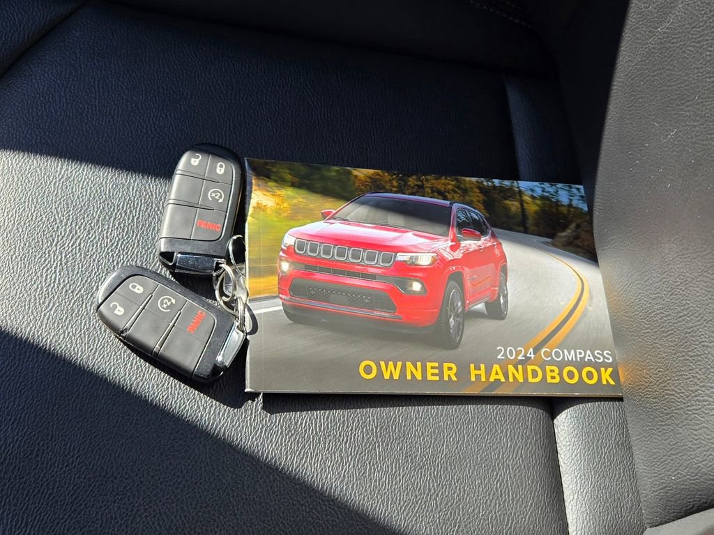 Used 2024 Jeep Compass Limited image 11