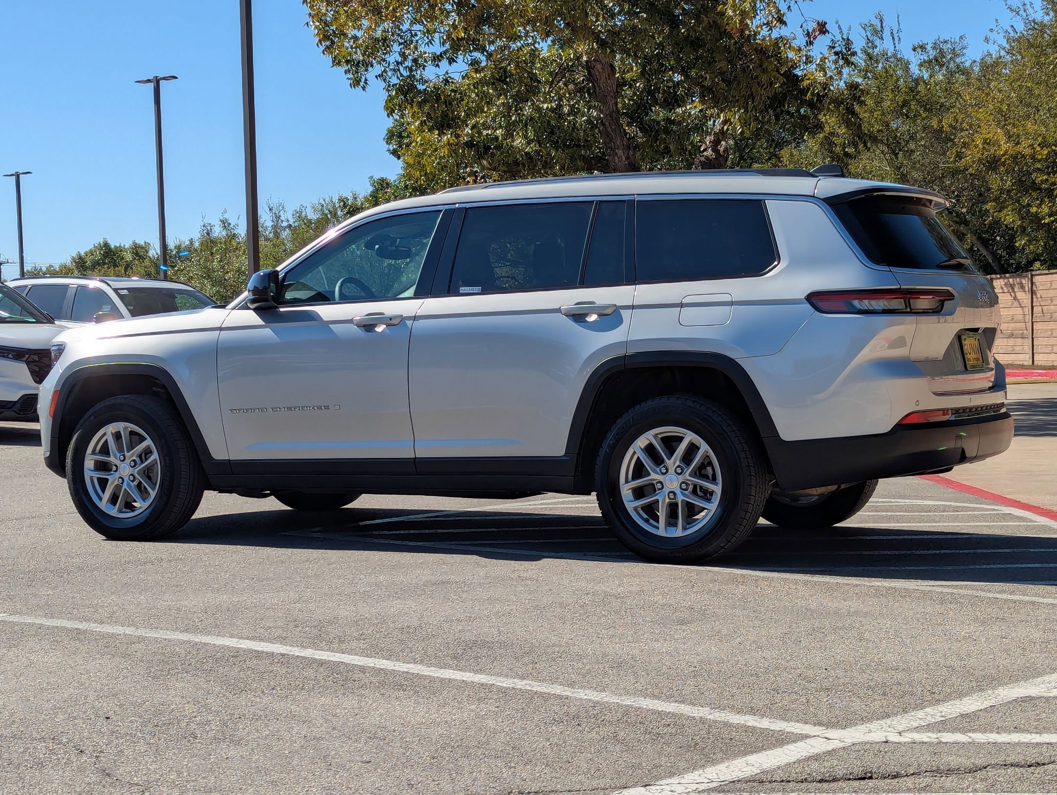 Used 2023 Jeep Grand Cherokee L Laredo image 6