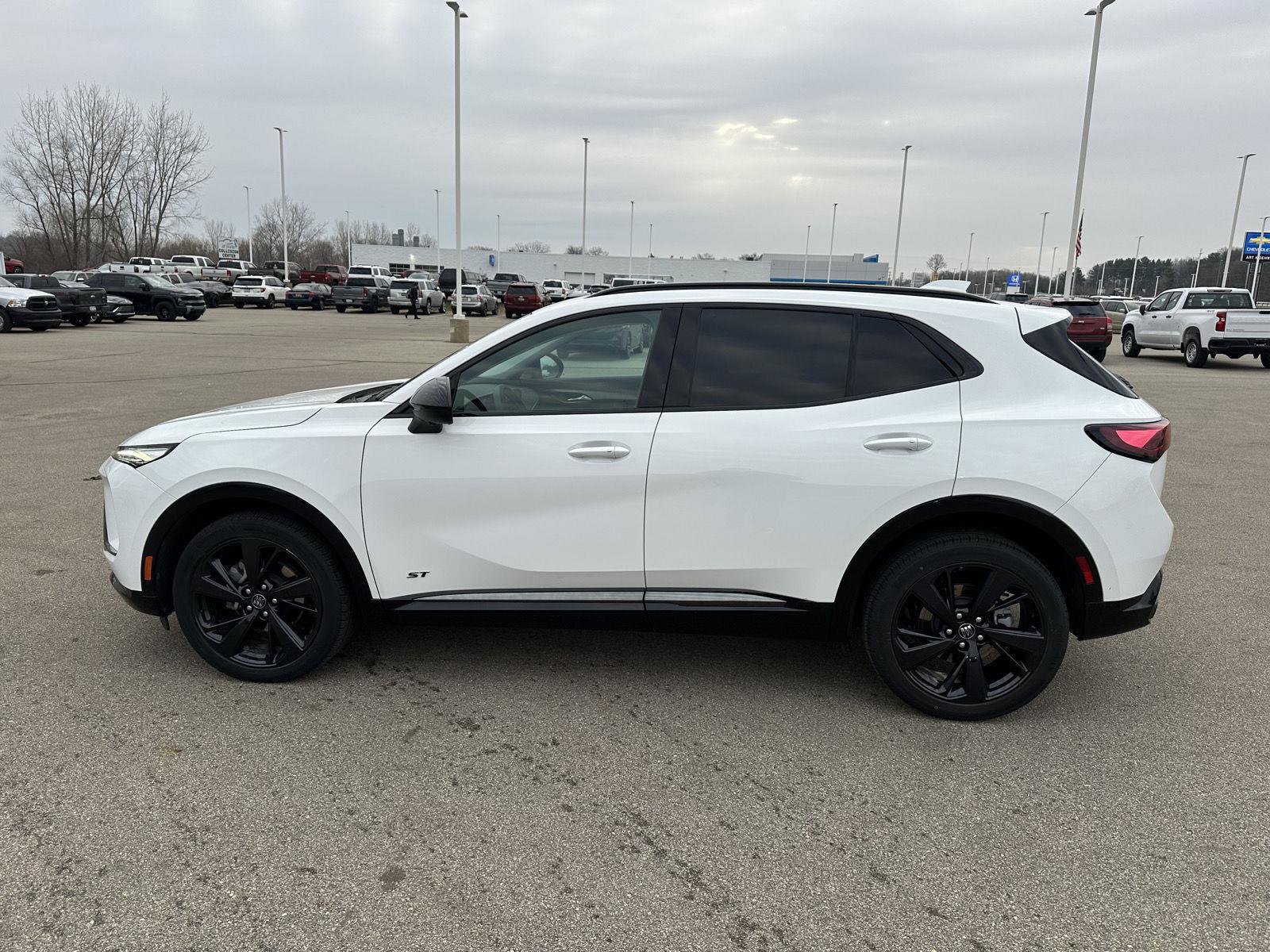 Used 2025 Buick Envision Sport Touring image 2