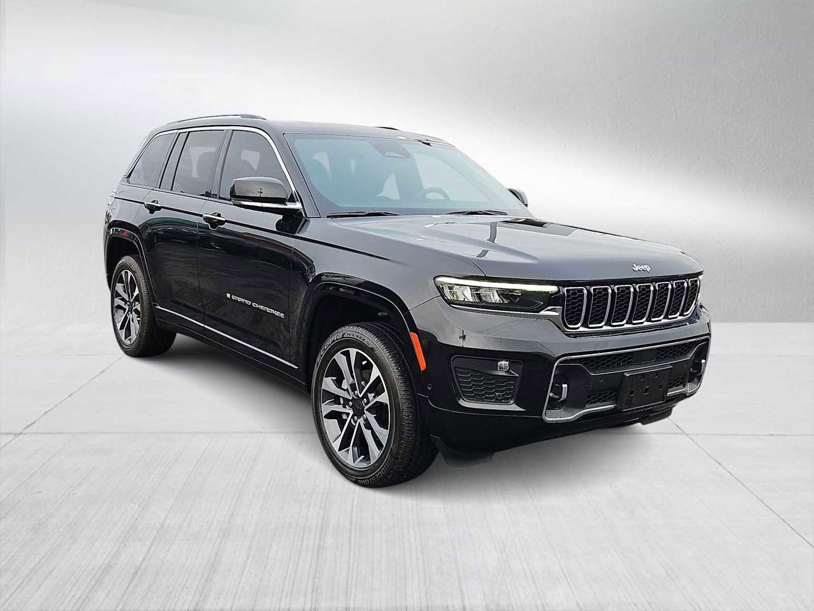 Used 2023 Jeep Grand Cherokee Overland image 2