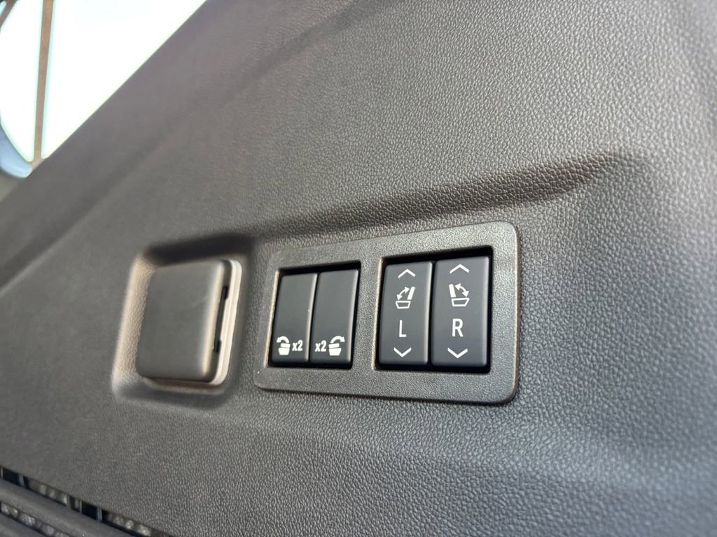 New 2025 Chevrolet Suburban Premier image 25