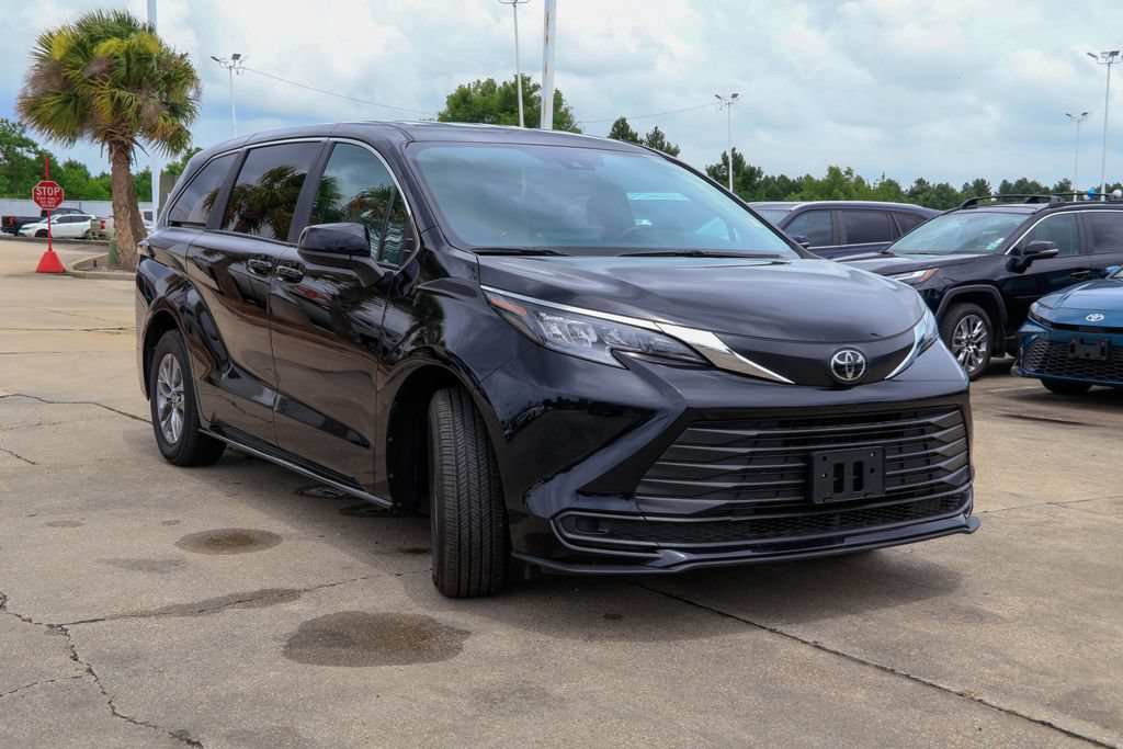 Used 2026 Toyota Sienna LE FWD image 28