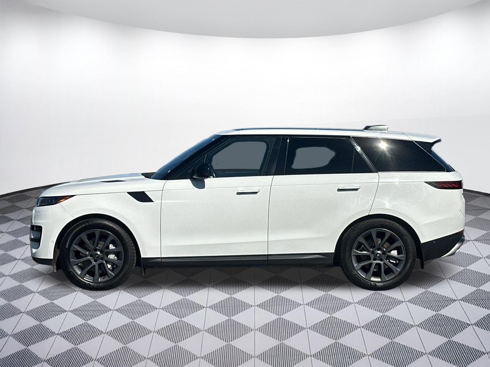 Used 2023 Land Rover Range Rover Sport SE AWD/4WD image 2