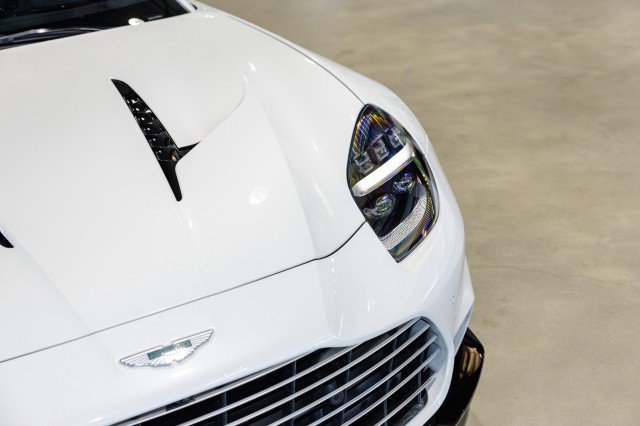 Used 2025 Aston Martin Vanquish RWD image 10