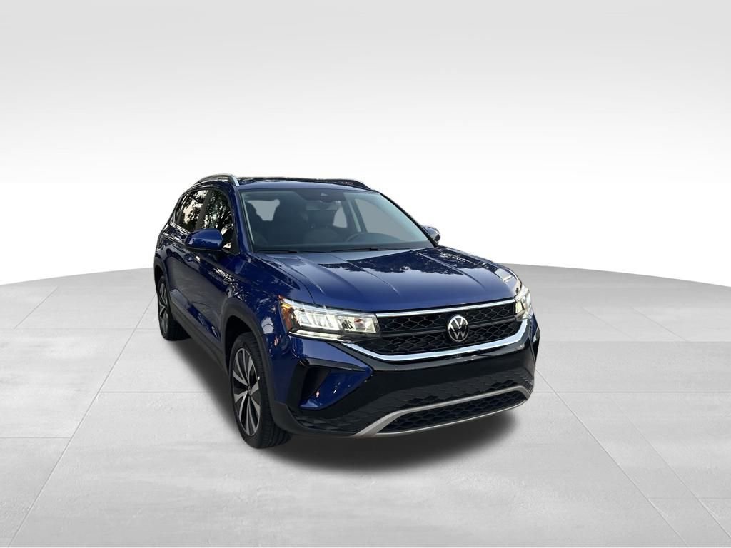 Used 2022 Volkswagen Taos SE w/ Driver Assistance Package image 2