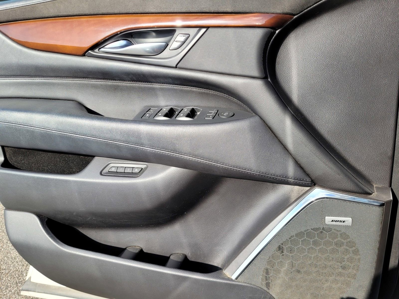 Used 2017 Cadillac Escalade Luxury AWD/4WD image 23