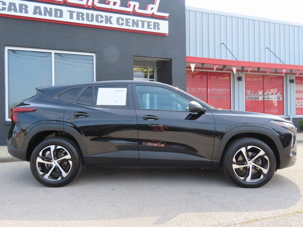 Used 2024 Chevrolet Trax RS w/ Sunroof Package image 16