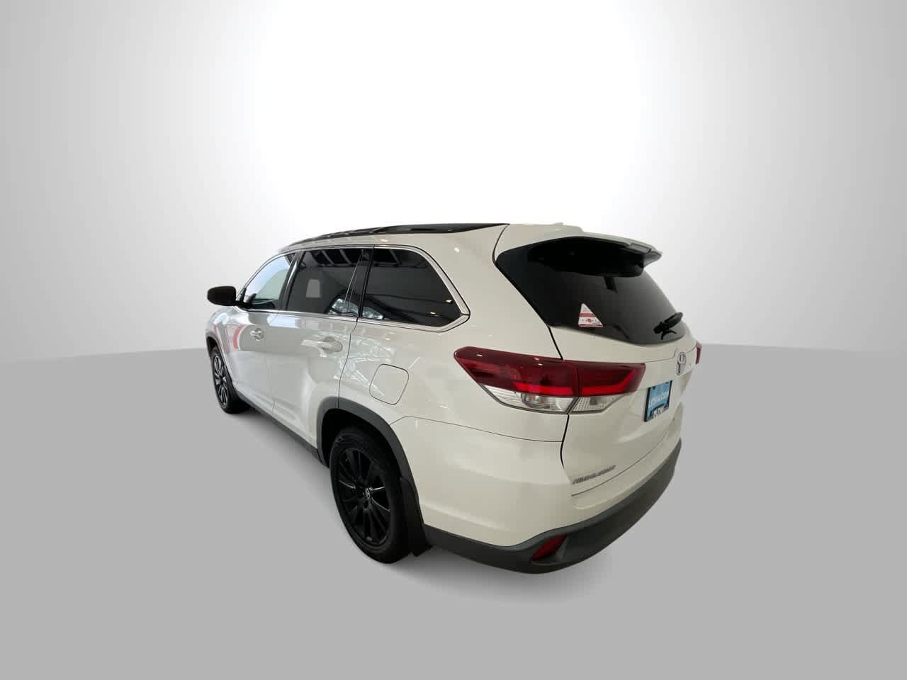 Used 2019 Toyota Highlander SE w/ Carpet Mat Package (TMS) AWD/4WD image 6