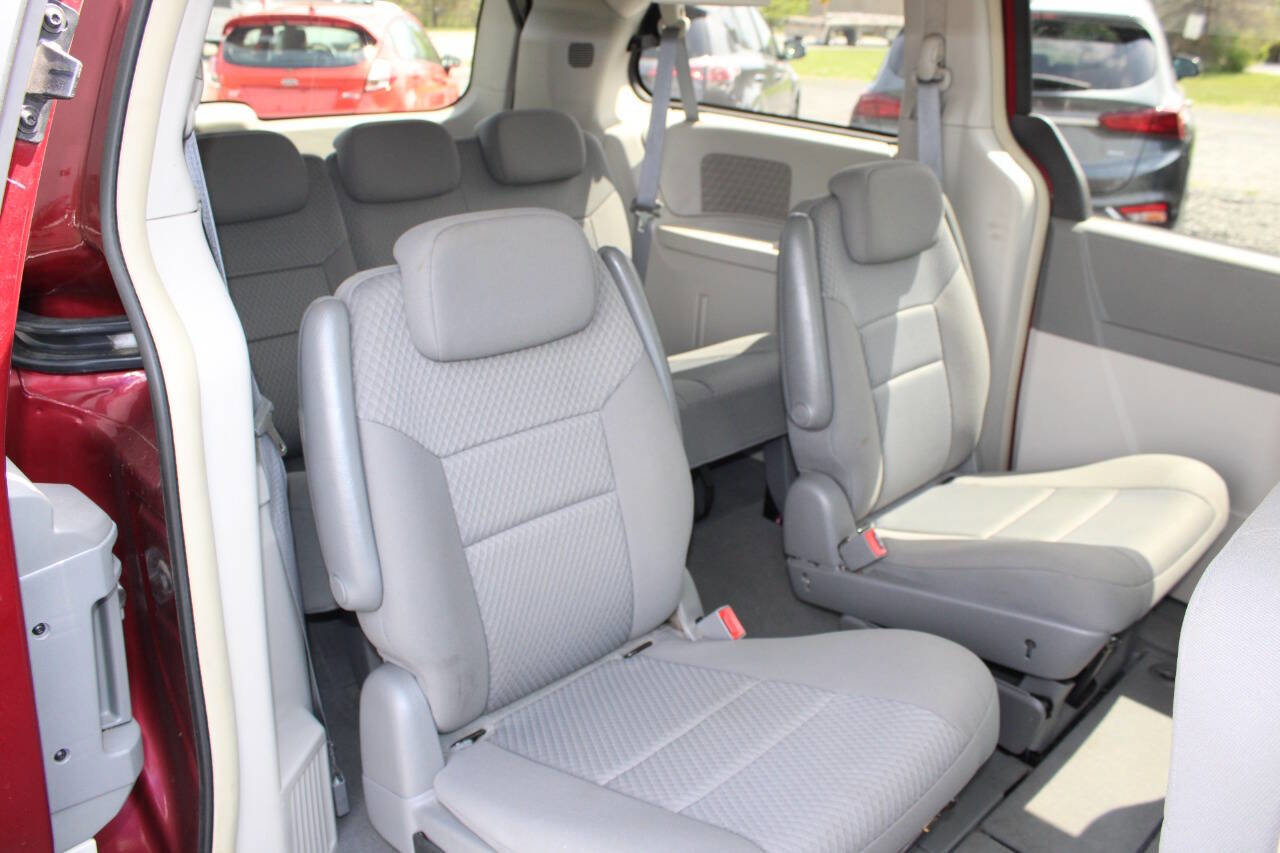 Used 2010 Chrysler Town & Country Touring w/ Entertainment Group #2 FWD image 20