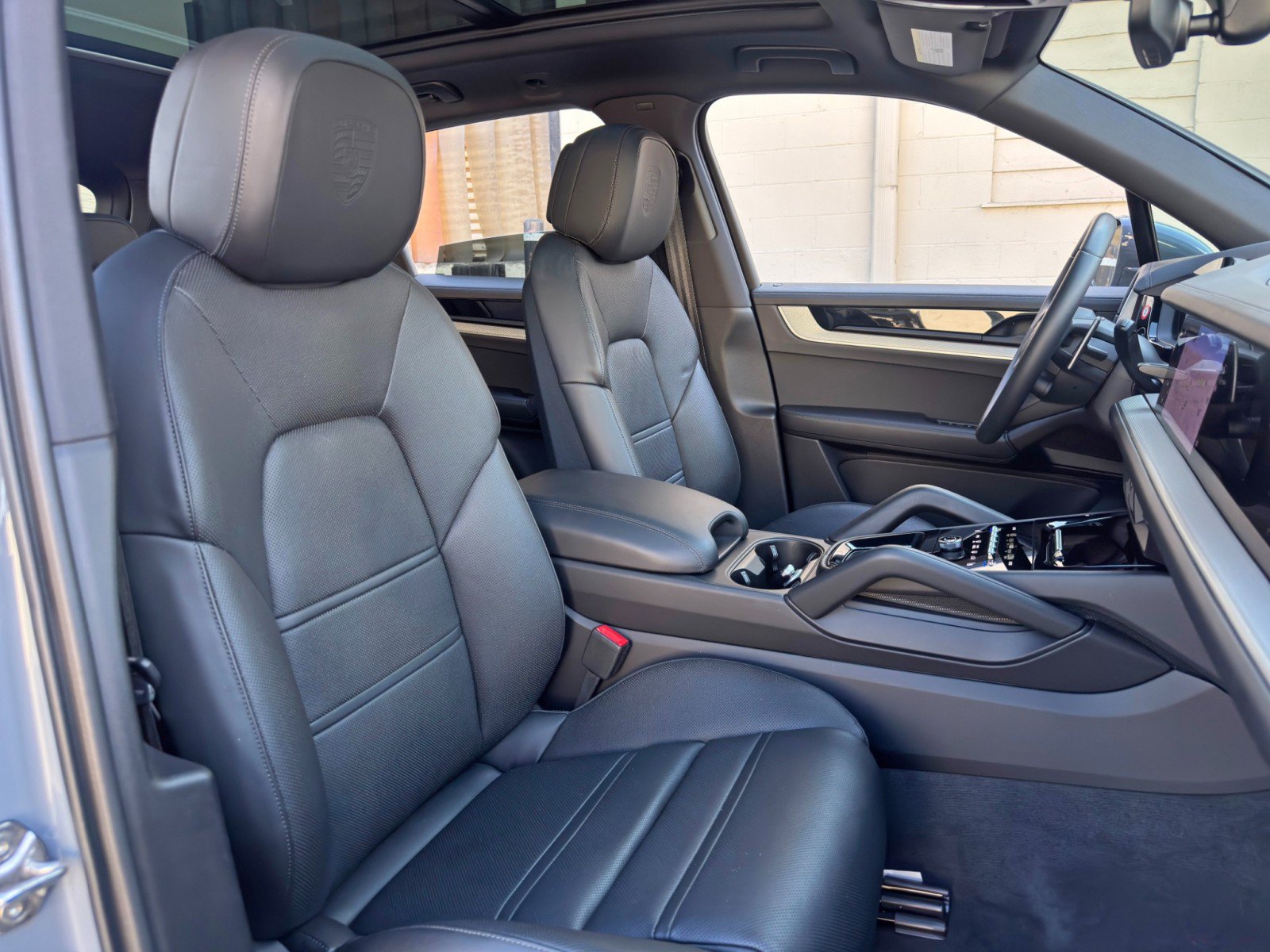 Used 2025 Porsche Cayenne E-Hybrid w/ Premium Package Plus AWD/4WD image 45