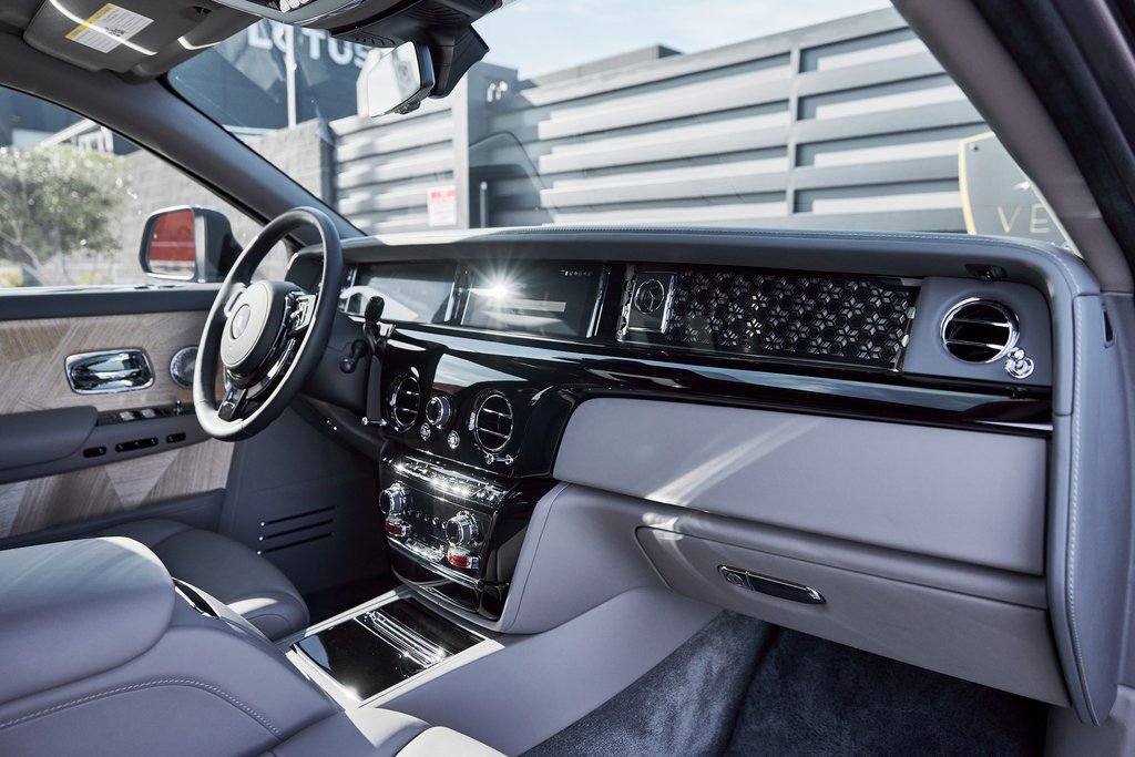 Used 2025 Rolls-Royce Phantom Sedan RWD image 48