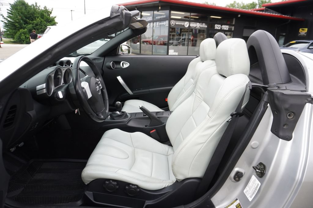 Used 2004 Nissan 350Z Enthusiast RWD image 25