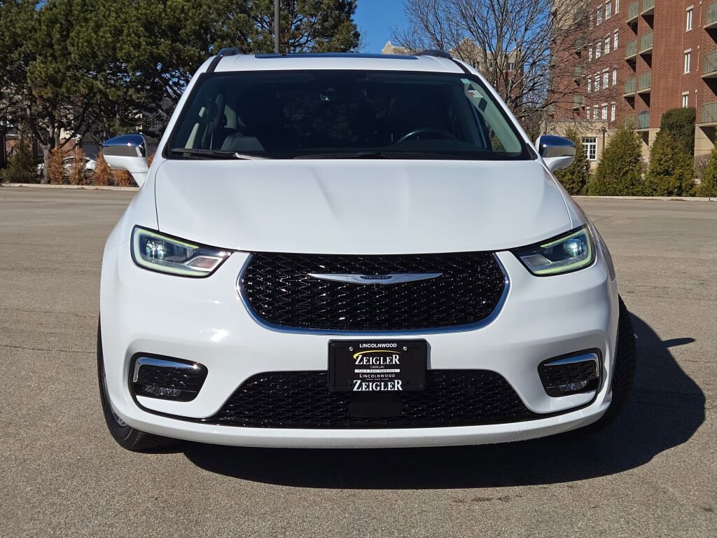 Used 2021 Chrysler Pacifica Limited w/ Uconnect Theater Family Group image 4