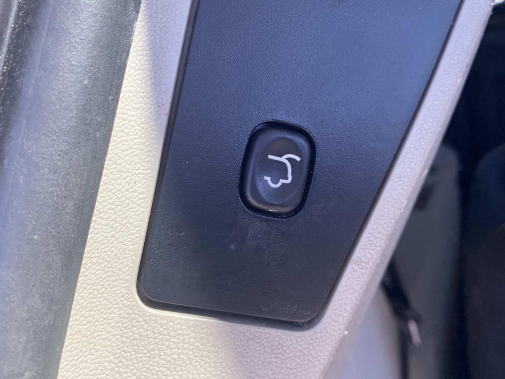 Used 2014 Chrysler Town & Country Touring image 12