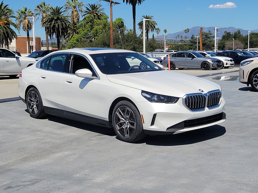 New 2026 BMW i5 eDrive40 w/ Convenience Package RWD image 4