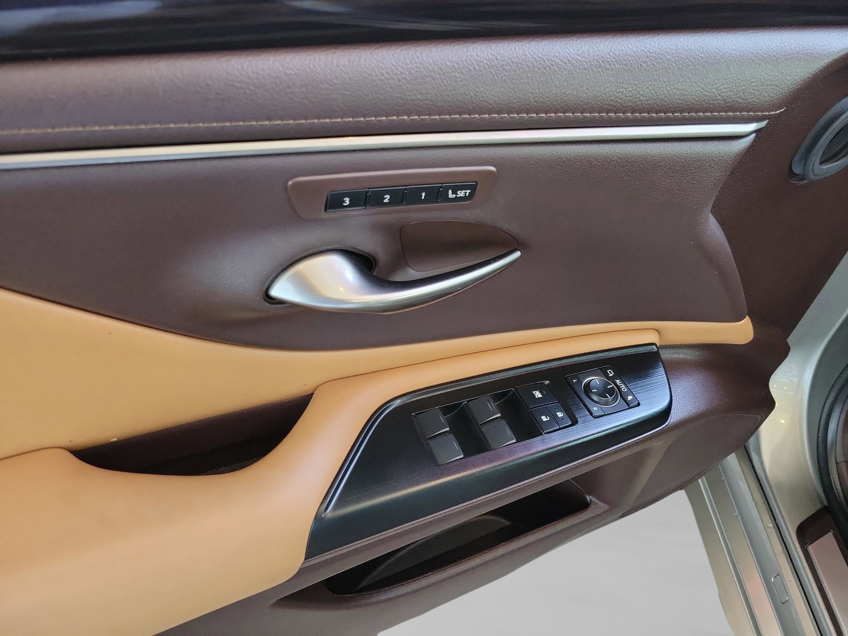 Used 2020 Lexus ES 350 w/ Premium Package image 11