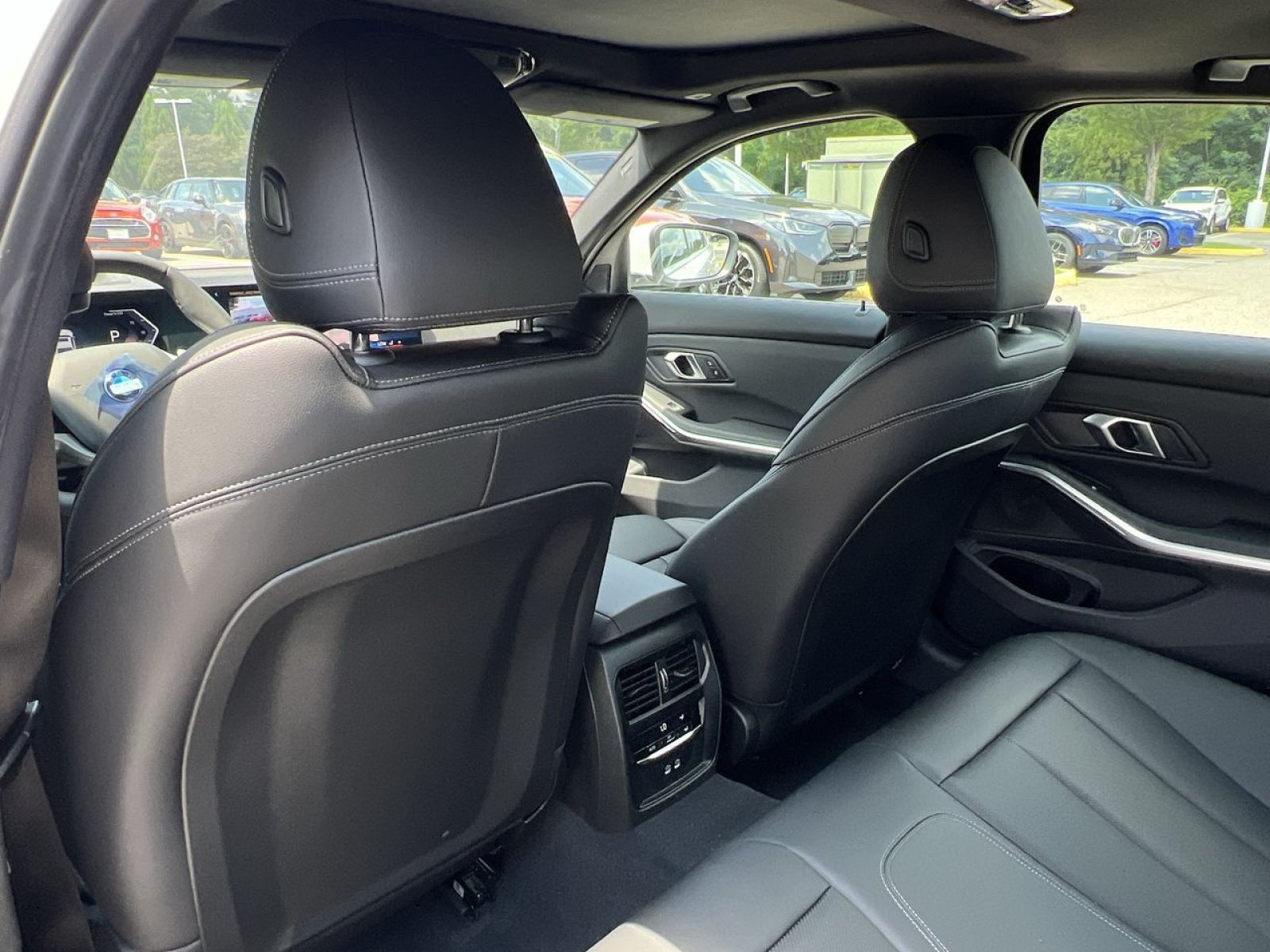New 2025 BMW 330i xDrive Sedan w/ Premium Package AWD/4WD image 23