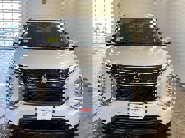 Used 2024 Mitsubishi Outlander SE image 3