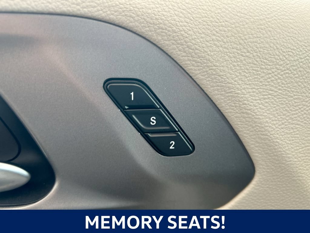Used 2023 Chrysler Pacifica Touring-L FWD image 11