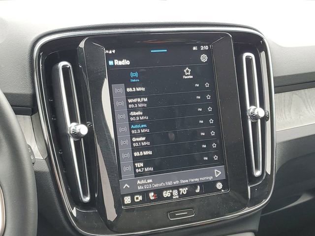 Used 2025 Volvo XC40 B5 Core image 13