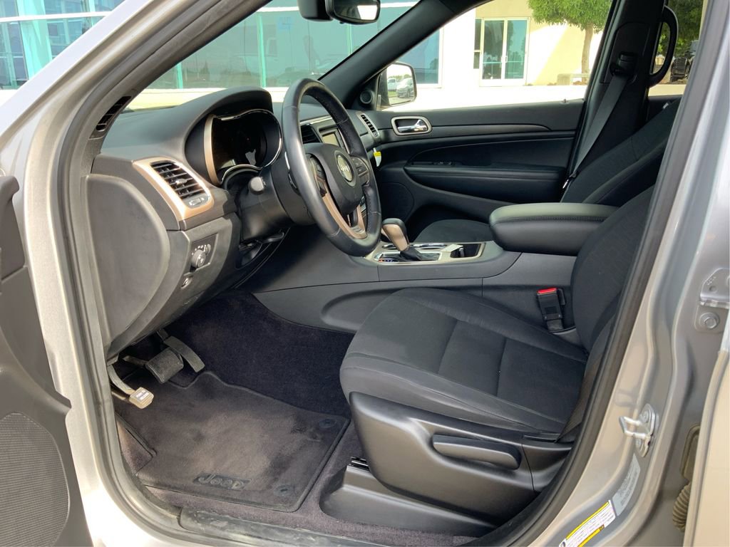 Used 2017 Jeep Grand Cherokee Laredo image 9