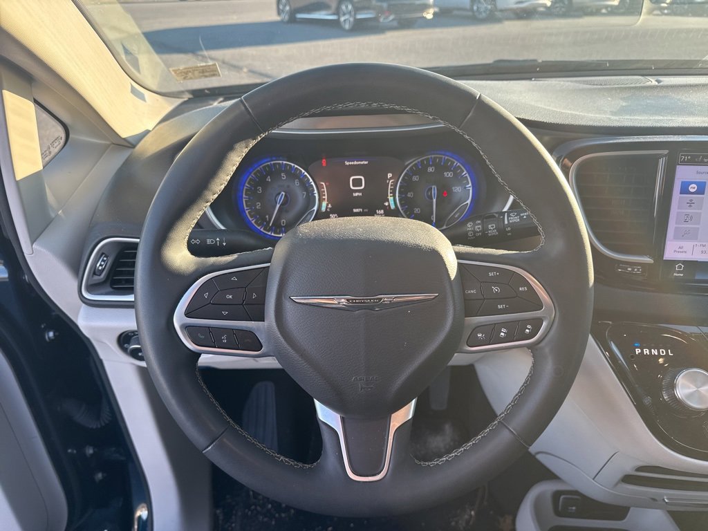 Used 2024 Chrysler Pacifica Touring-L image 27