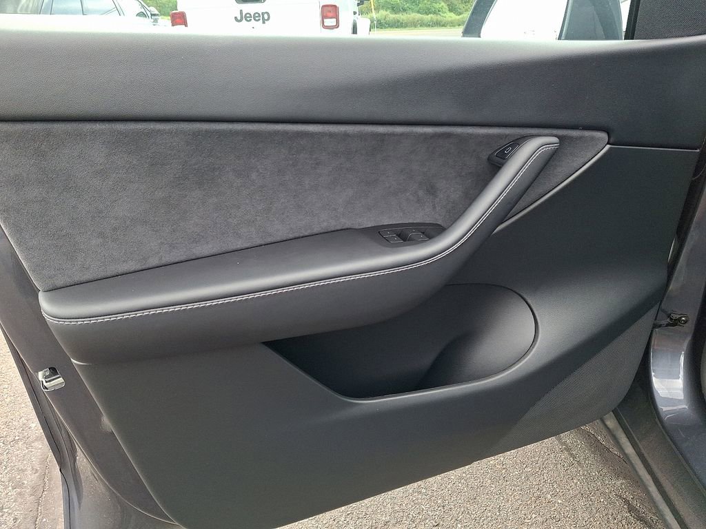 Used 2022 Tesla Model Y Long Range image 13