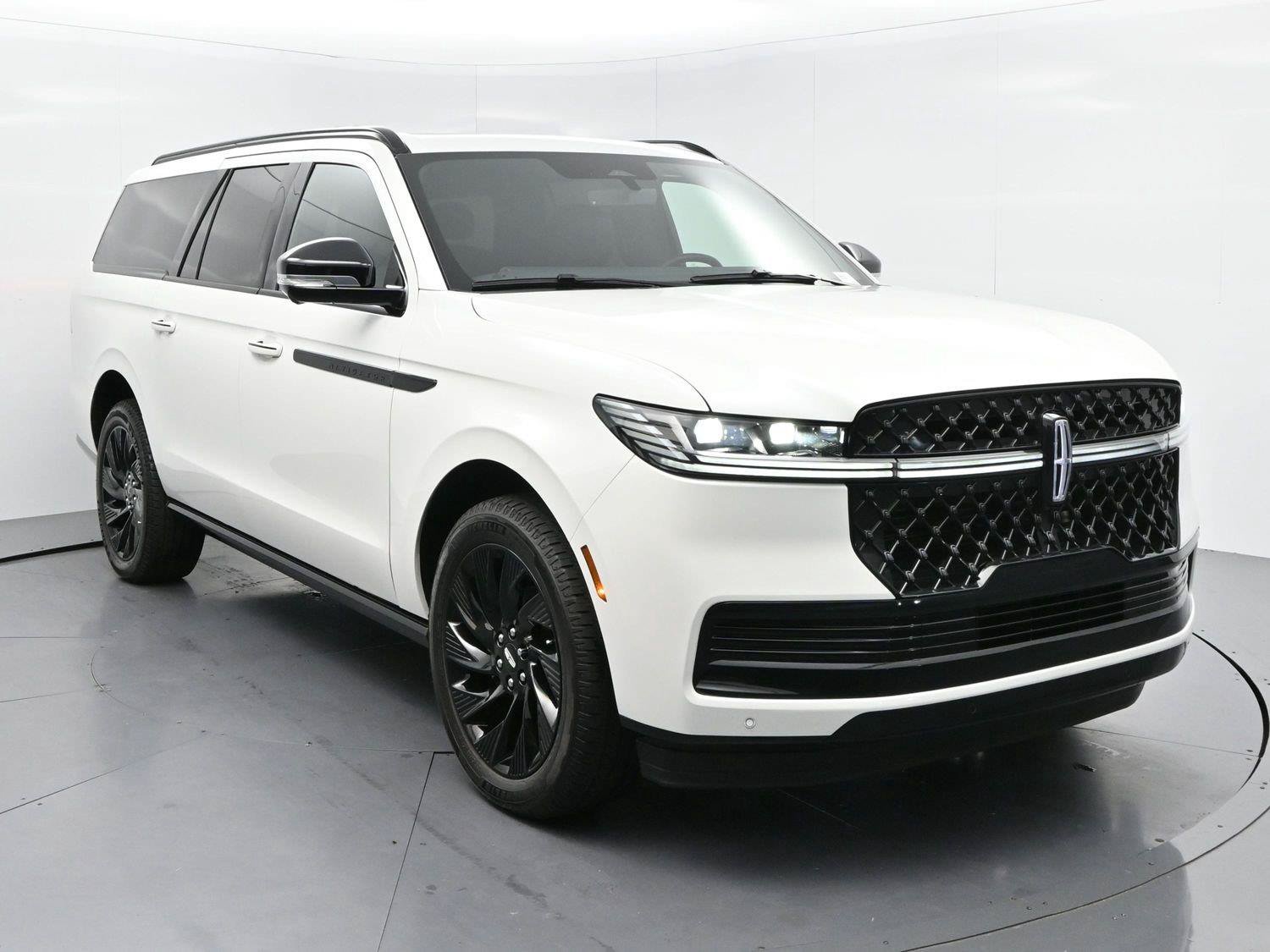 Used 2026 Lincoln Navigator L Reserve w/ Jet Appearance Package AWD/4WD image 2