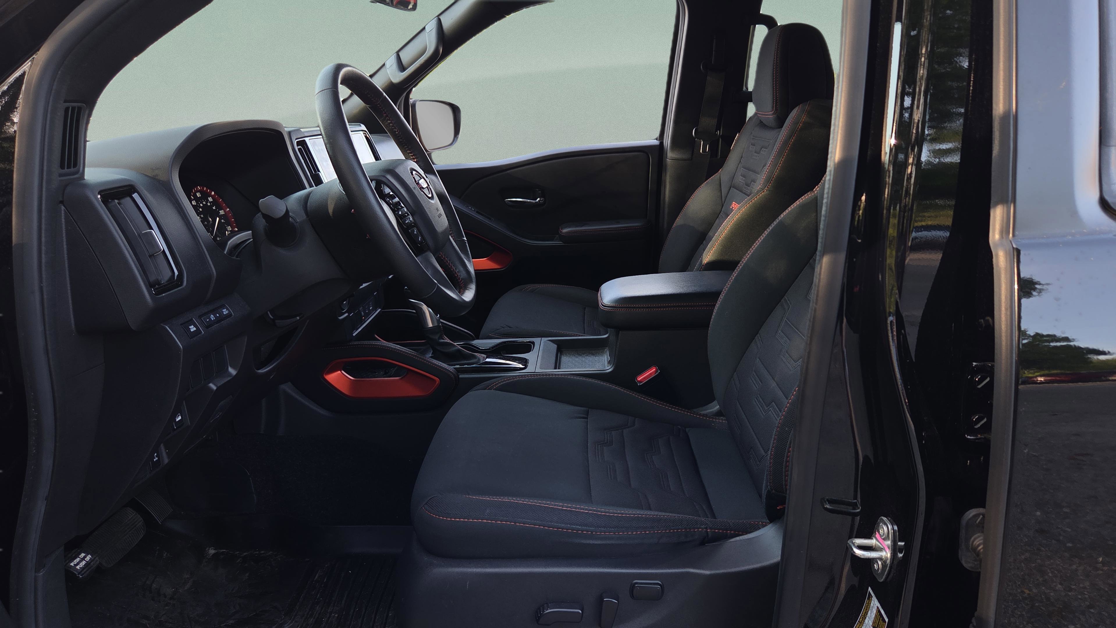 Used 2025 Nissan Frontier PRO-4X image 33