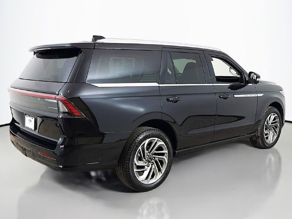 Used 2025 Lincoln Navigator Reserve image 13