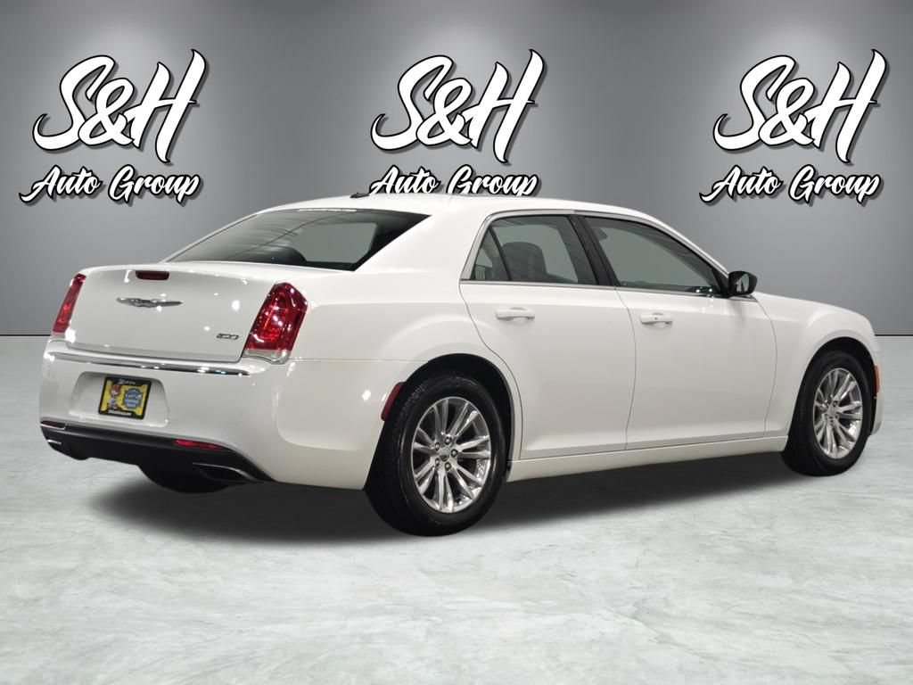 Used 2017 Chrysler 300 Touring w/ Value Package RWD image 18