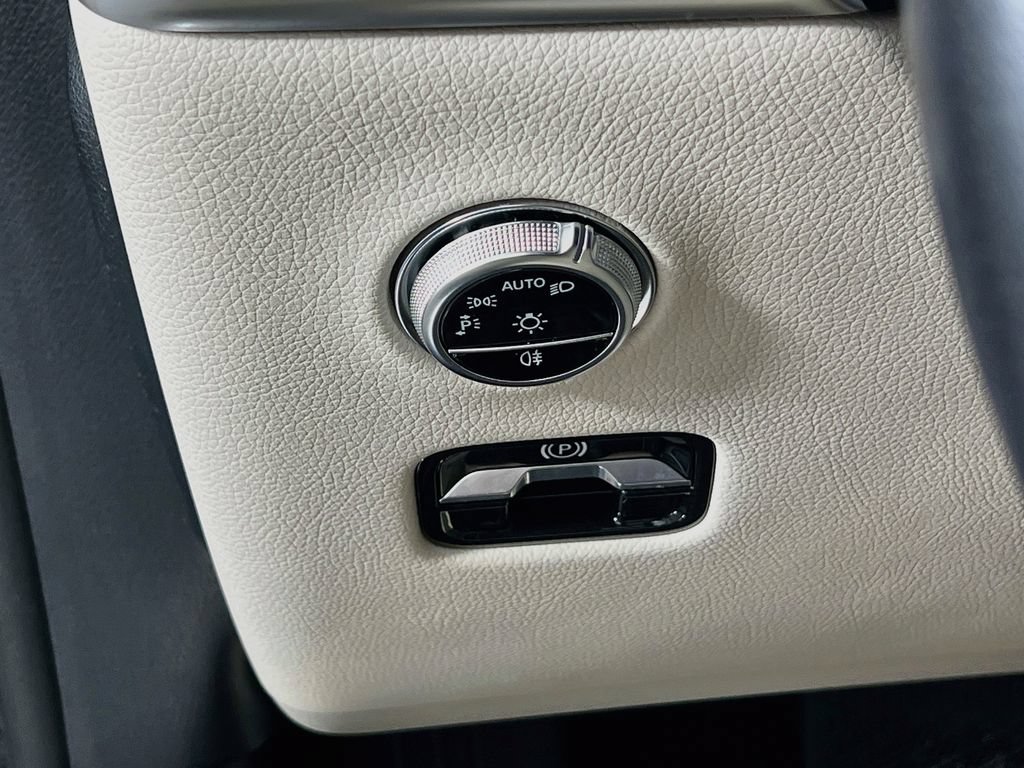 Used 2024 Mercedes-Benz GLC 300 4MATIC image 9
