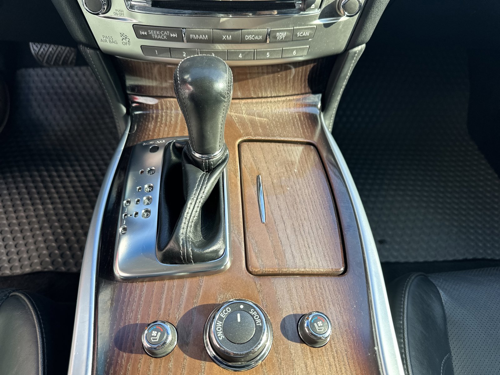 Used 2015 INFINITI Q70 L 5.6 w/ V8 Deluxe Technology Package RWD image 20
