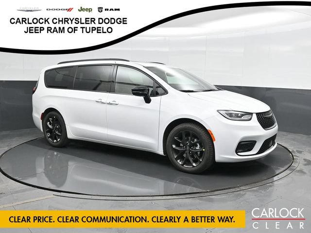 New 2026 Chrysler Pacifica Limited w/ Uconnect Theater Family Group FWD image 6