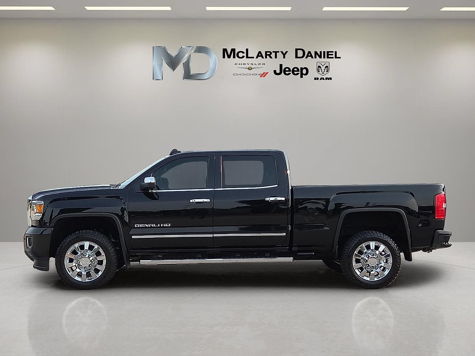 Used 2019 GMC Sierra 2500 Denali w/ Suspension Package, Off-Road AWD/4WD image 3