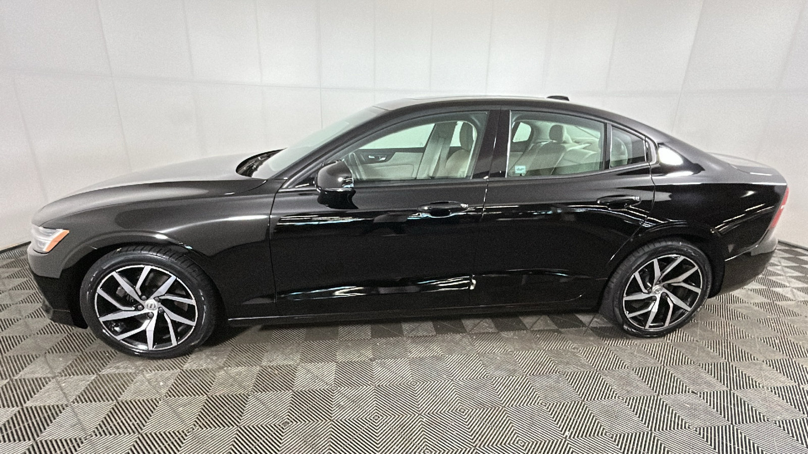 Used 2019 Volvo S60 T5 Momentum w/ Multimedia Package FWD image 6