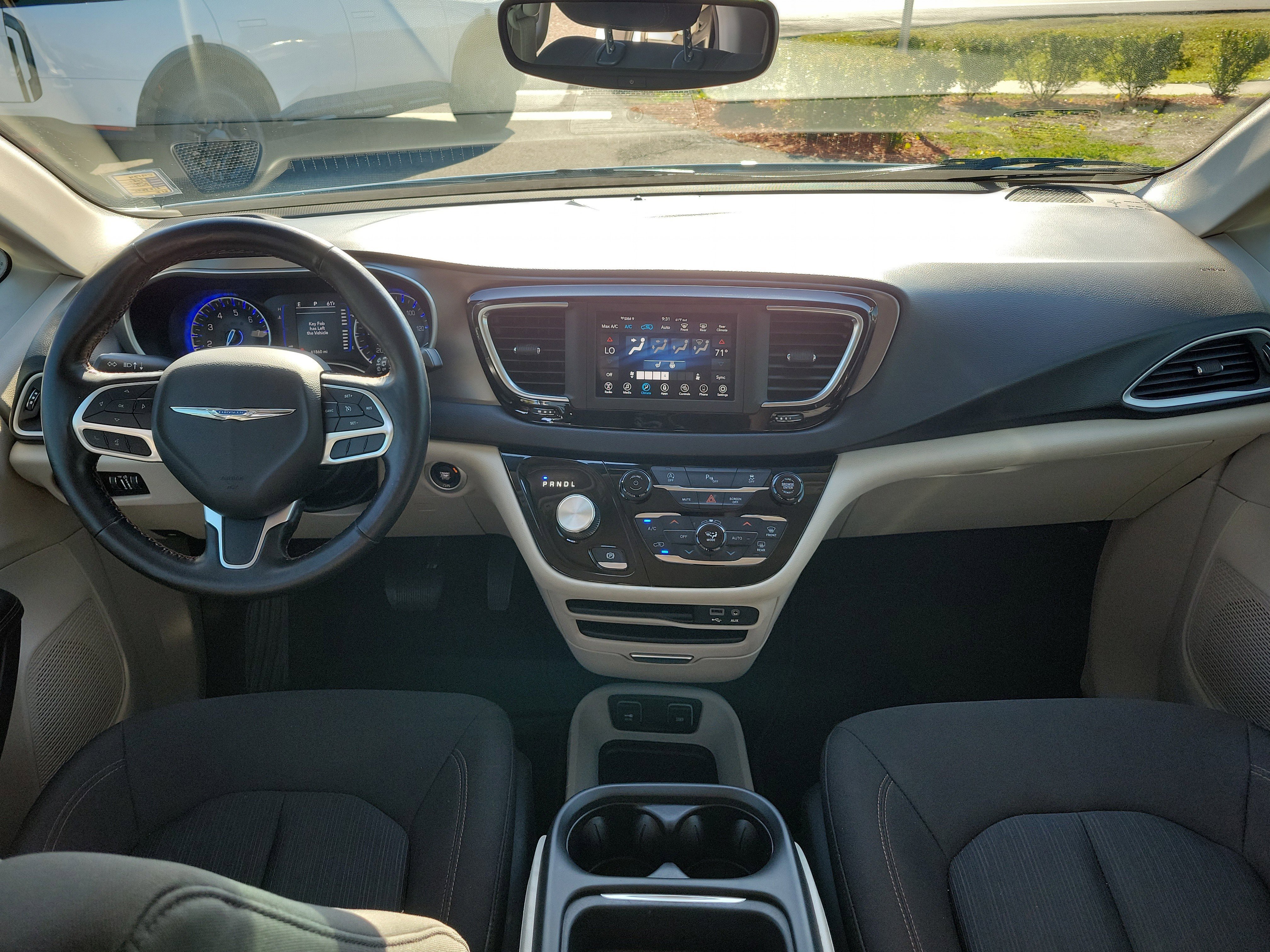 Used 2020 Chrysler Pacifica Touring w/ Cold Weather Group FWD image 18